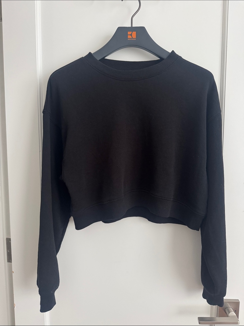H&M Black Cropped Crewneck Sweatshirt - L
